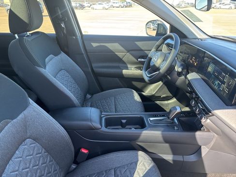 Certified 2025 Nissan Kicks SV w/ SV Premium Package image 19