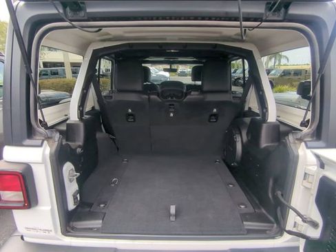 Used 2018 Jeep Wrangler Unlimited Sahara AWD/4WD image 14