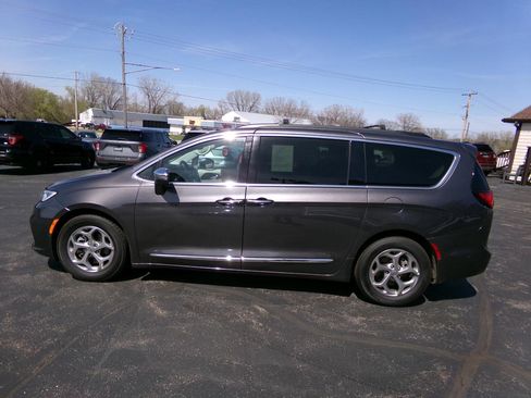 Used 2022 Chrysler Pacifica Limited FWD image 6
