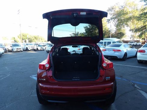 Used 2014 Nissan Juke SV w/ Interior Illumination Package FWD image 11