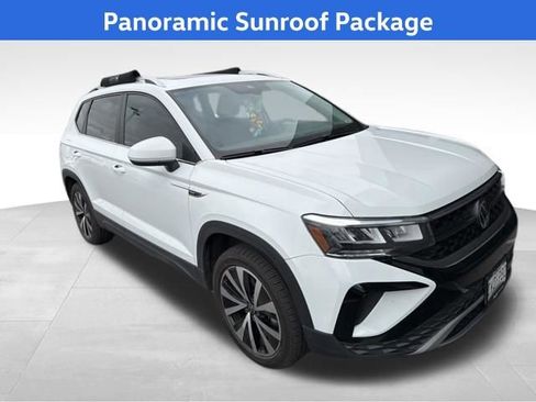 Used 2023 Volkswagen Taos SE w/ Panoramic Sunroof Package image 2