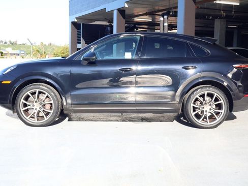 Certified 2022 Porsche Cayenne Platinum Edition image 2