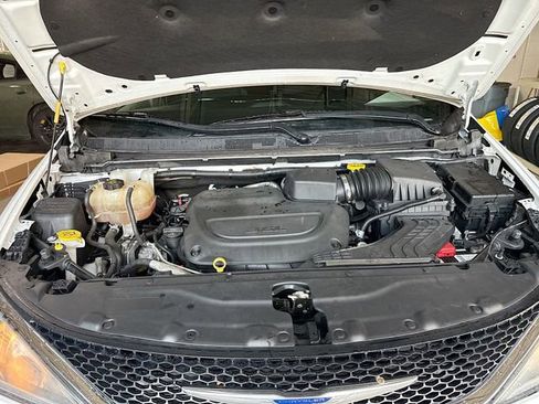 Used 2019 Chrysler Pacifica Touring Plus w/ Tire & Wheel Group image 29