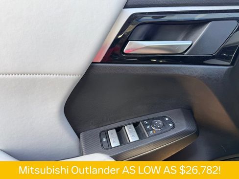 Used 2025 Mitsubishi Outlander SE FWD image 29