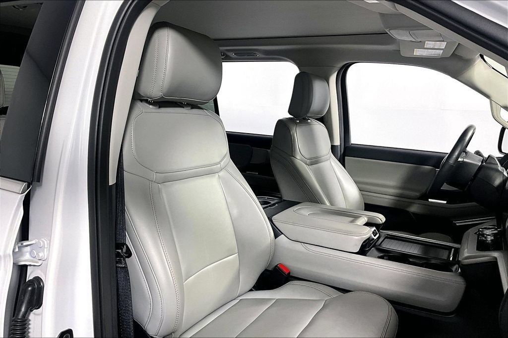 Used 2025 Ford Expedition Active AWD/4WD image 7