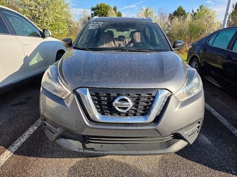 Used 2018 Nissan Kicks S image 2