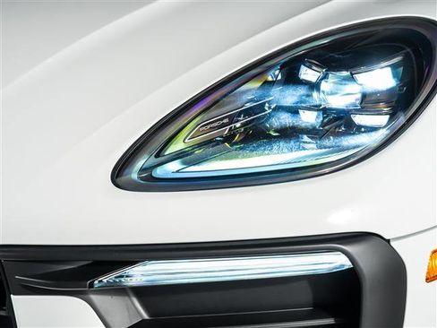 Certified 2026 Porsche Macan image 12