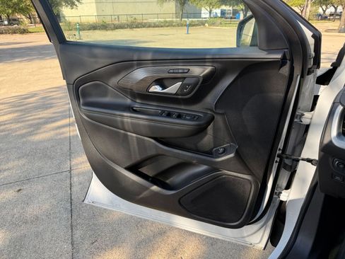Used 2024 GMC Terrain SLT image 18