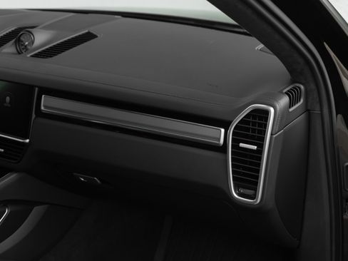 Used 2023 Porsche Cayenne Turbo AWD/4WD image 24