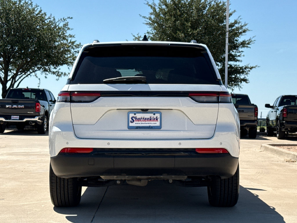 Used 2023 Jeep Grand Cherokee Altitude RWD image 7