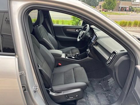 Certified 2025 Volvo XC40 B5 Plus AWD/4WD image 15