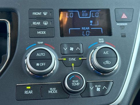 Used 2020 Toyota Sienna Limited Premium w/ Carpet Mat Package FWD image 25
