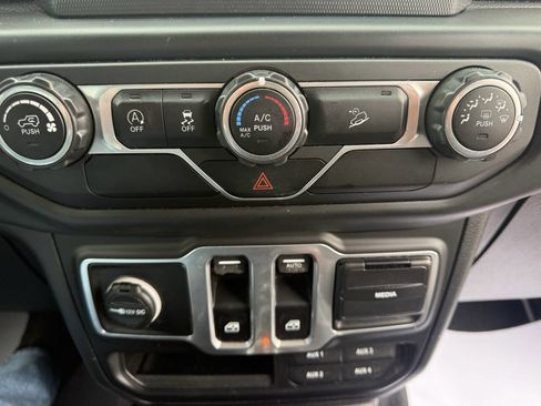 Used 2018 Jeep Wrangler Sport AWD/4WD image 18