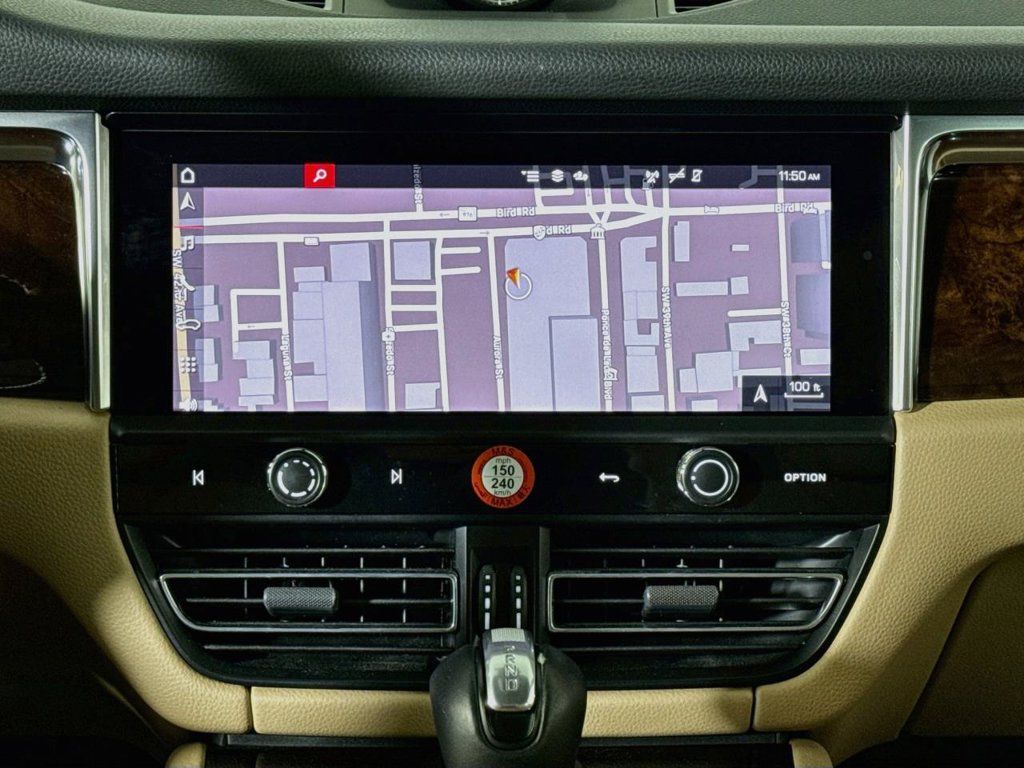 Certified 2024 Porsche Macan AWD/4WD image 15