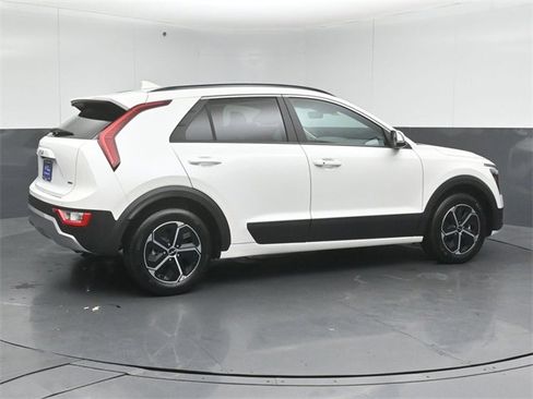 Used 2024 Kia Niro EX image 4