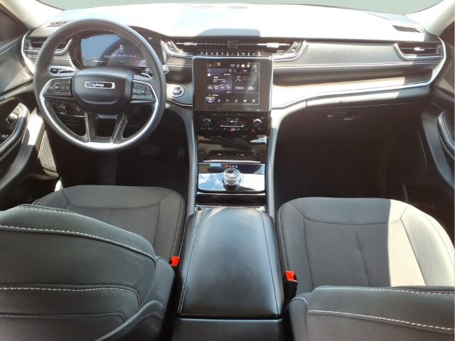 Used 2023 Jeep Grand Cherokee Laredo AWD/4WD image 21