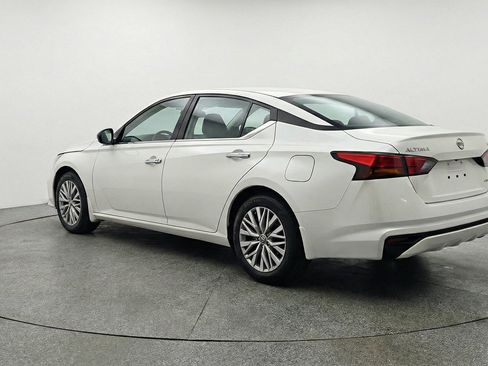 Used 2025 Nissan Altima 2.5 SV FWD image 6