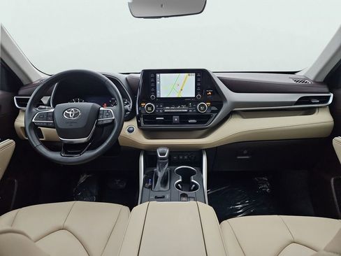 Used 2020 Toyota Highlander XLE image 11