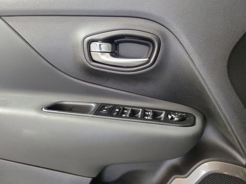 Used 2022 Jeep Renegade Latitude AWD/4WD image 16