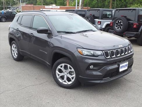 Used 2024 Jeep Compass Latitude AWD/4WD image 2