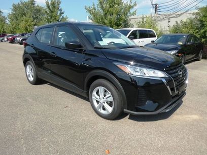 New 2025 Nissan Kicks Play S