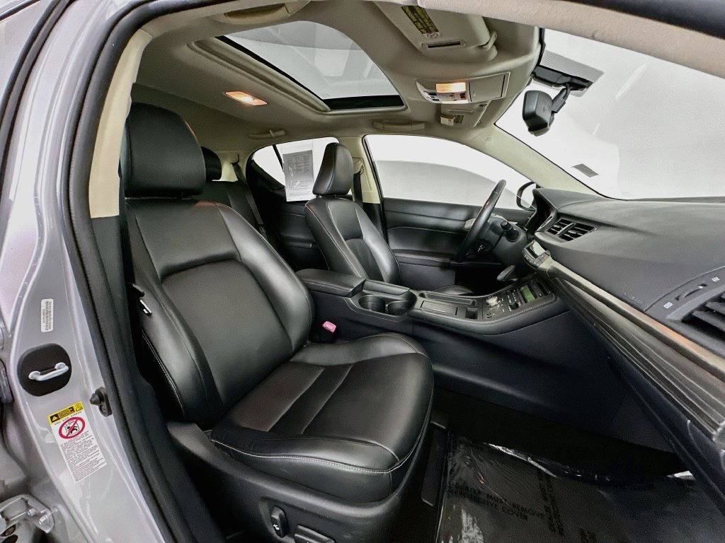 Used 2015 Lexus CT 200h w/ Seat Comfort Package FWD image 28