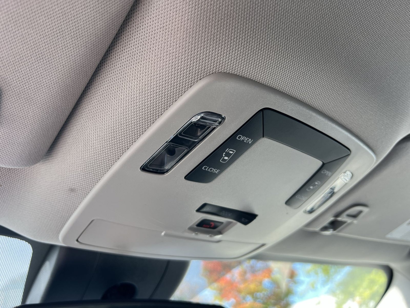 Used 2025 Toyota Sienna LE FWD image 32