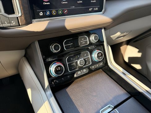 Used 2021 GMC Yukon Denali w/ Denali Ultimate Package image 14