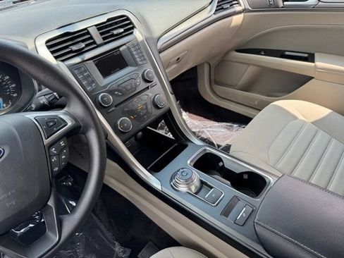 Used 2017 Ford Fusion SE FWD image 14