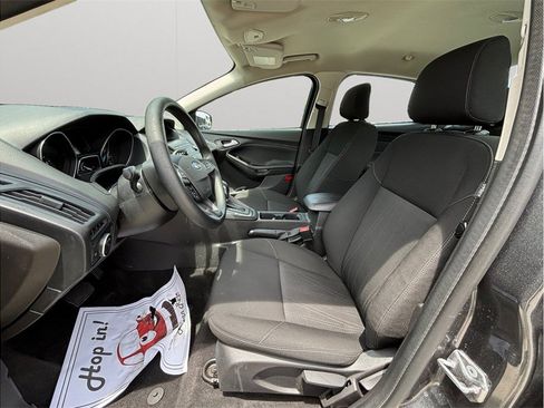 Used 2018 Ford Focus SE FWD image 2