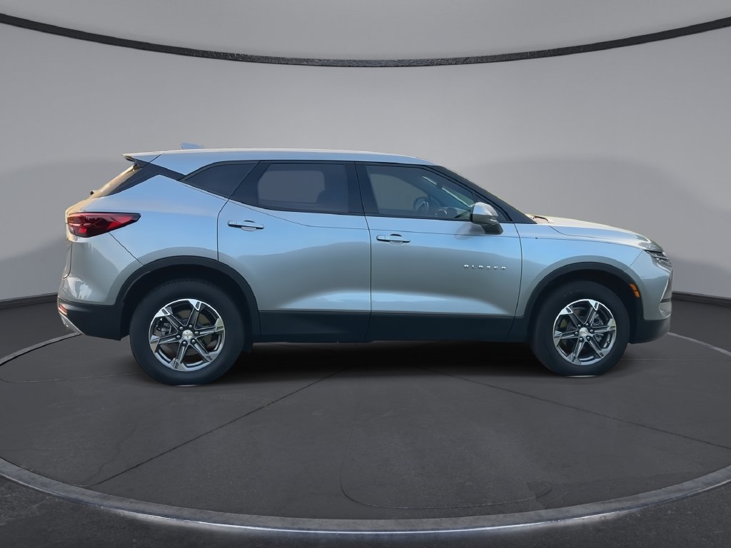 Used 2025 Chevrolet Blazer LT w/ Driver Confidence Package FWD image 9