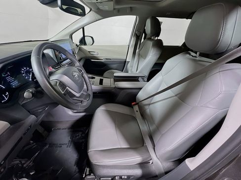 Certified 2024 Toyota Sienna XLE FWD image 19