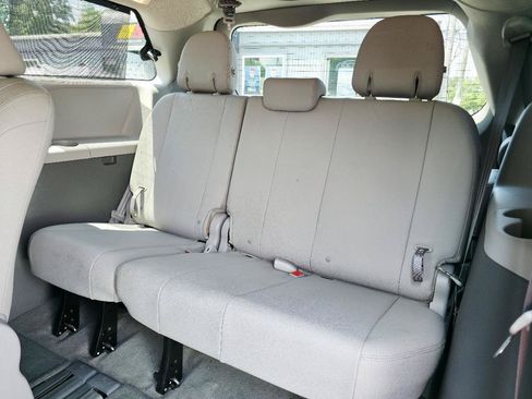 Used 2015 Toyota Sienna XLE FWD image 16