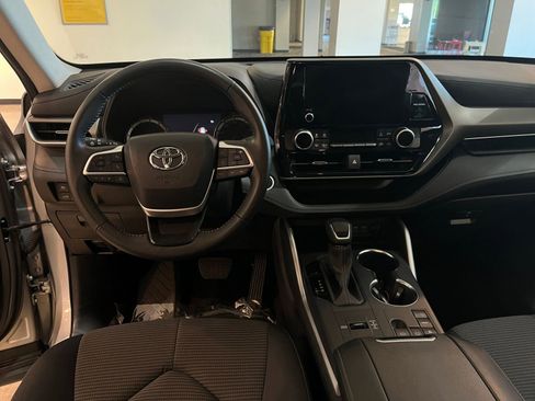 Used 2025 Toyota Highlander LE FWD image 36