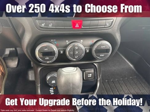 Used 2016 Jeep Renegade Latitude AWD/4WD image 19