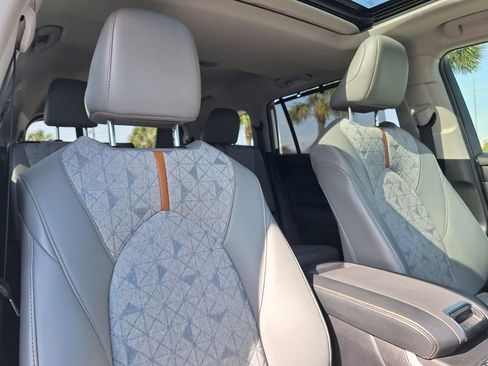 Used 2023 Toyota Highlander Bronze Edition image 29