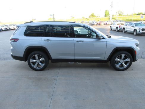 Used 2022 Jeep Grand Cherokee L Limited AWD/4WD image 6