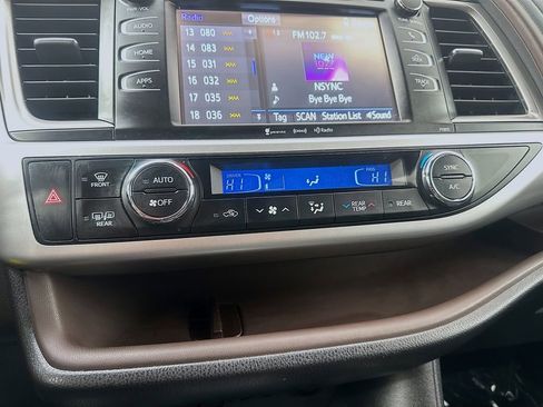 Used 2019 Toyota Highlander Plus AWD/4WD image 18
