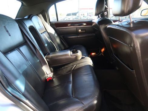 Used 2010 Lincoln Town Car Signature Limited image 8