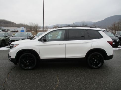 Certified 2025 Honda Passport Black Edition image 8