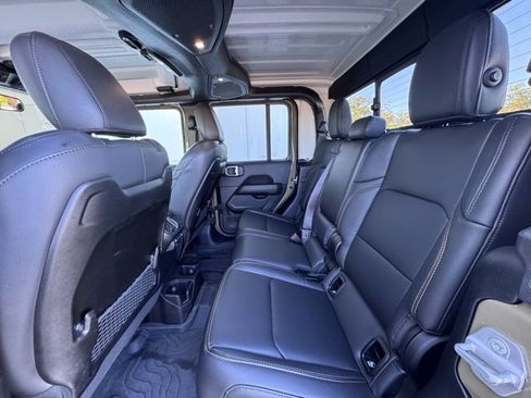 Used 2025 Jeep Gladiator Sport image 15