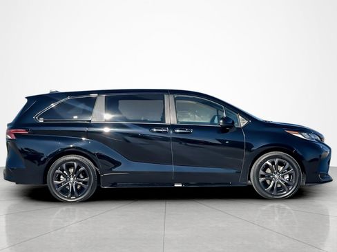 Used 2025 Toyota Sienna XSE image 6