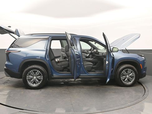 Used 2025 Chevrolet Traverse LT image 46