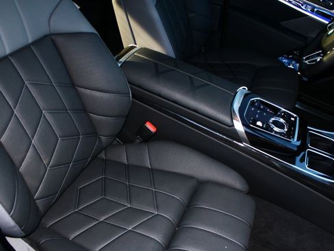 Used 2025 BMW 760i xDrive w/ Executive Package image 8