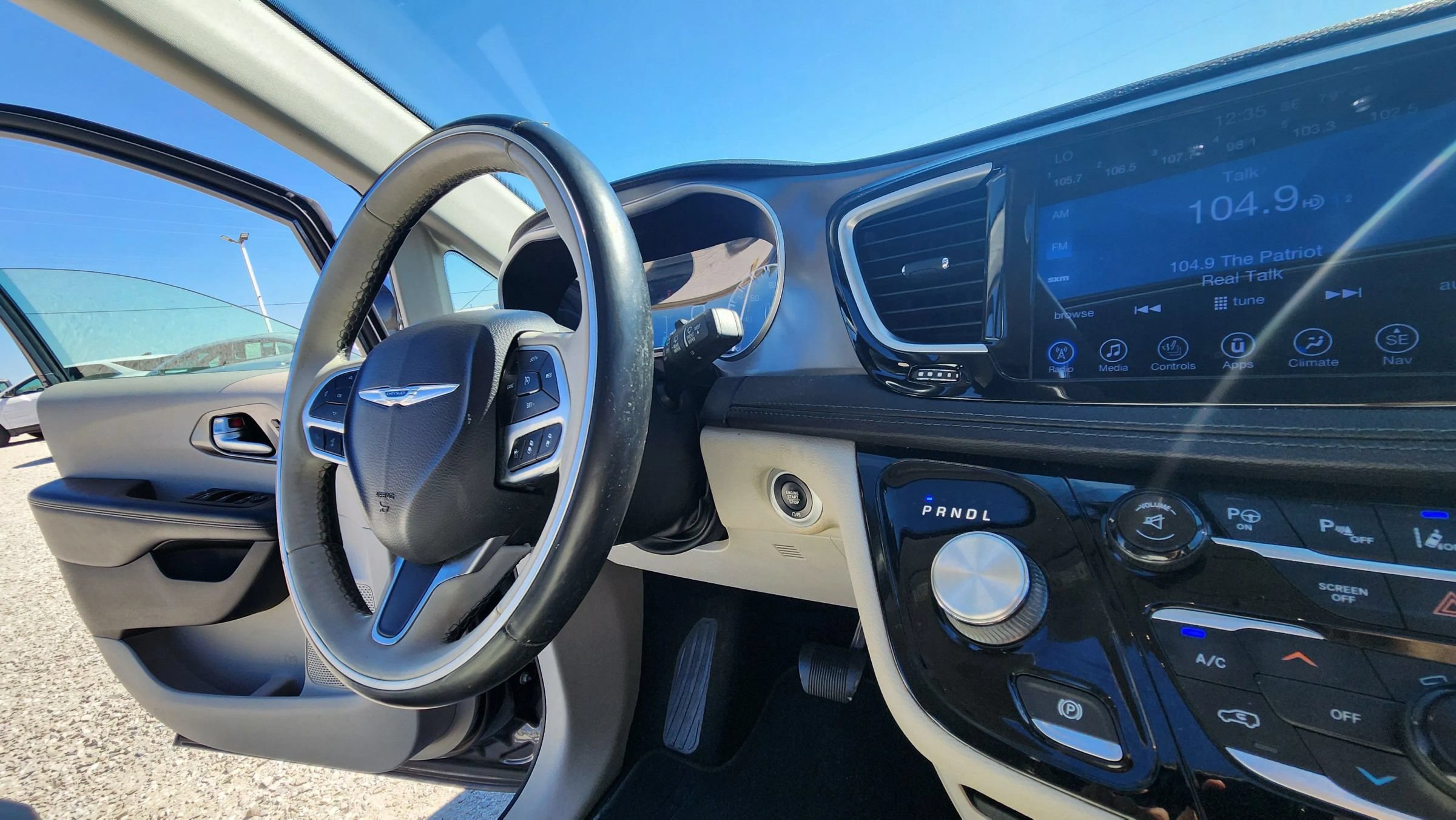 Used 2017 Chrysler Pacifica Limited FWD image 17