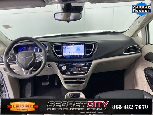 Used 2024 Chrysler Pacifica Touring-L image 26