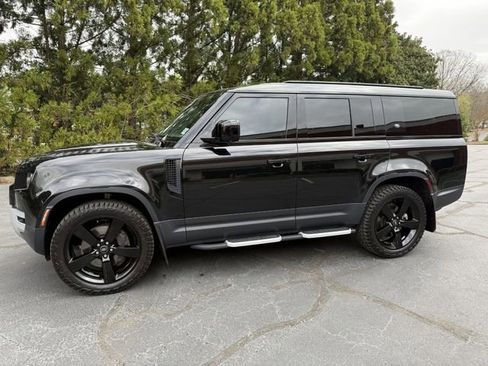 Used 2023 Land Rover Defender 130 SE image 3