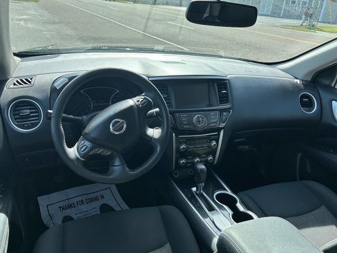 Used 2017 Nissan Pathfinder SV image 8
