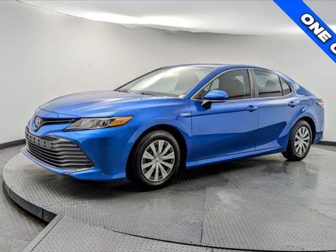 Used 2019 Toyota Camry LE image 2