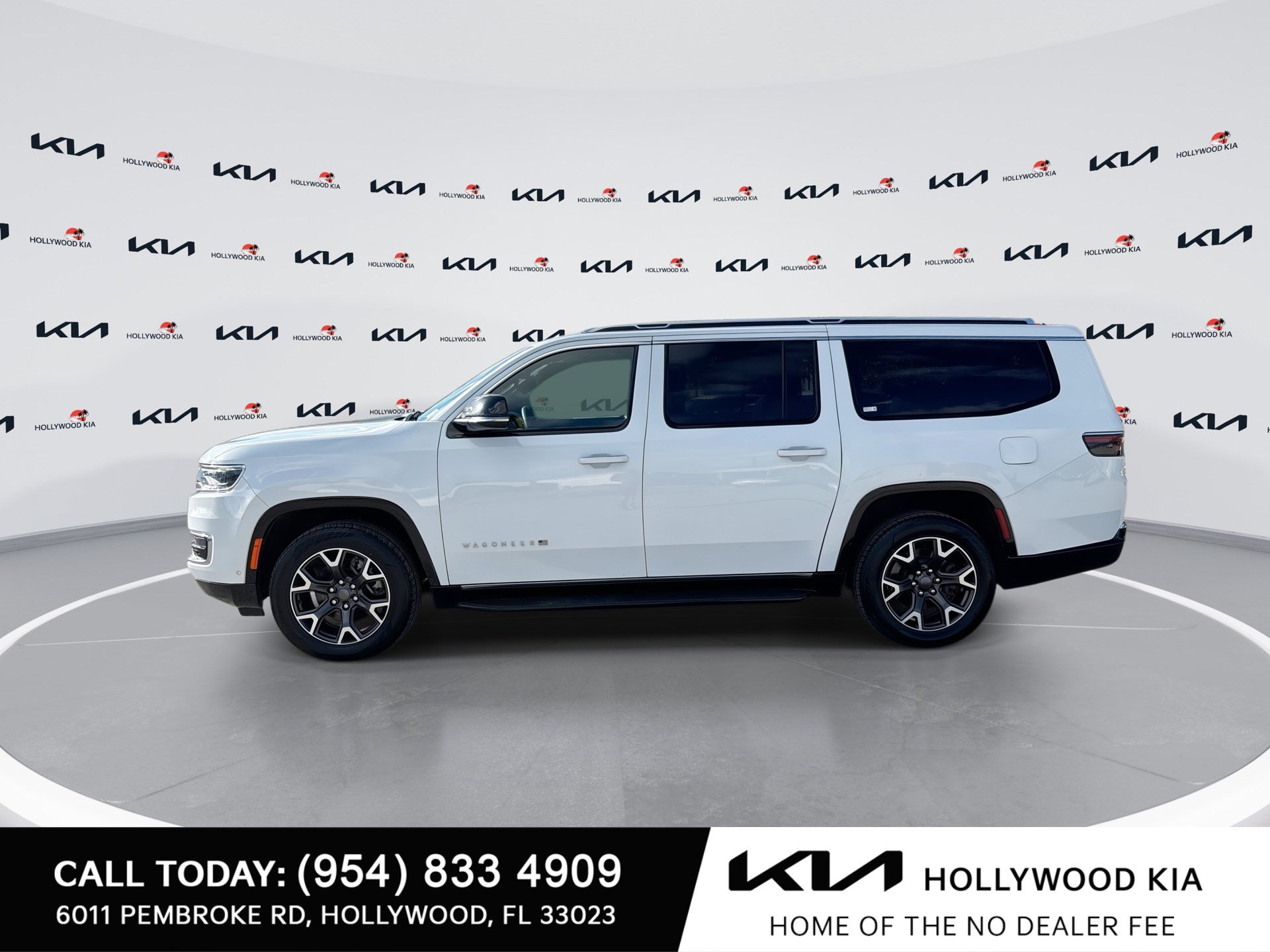 Used 2024 Jeep Wagoneer L Series III w/ Flexible Seating Group AWD/4WD image 5